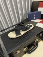 出厂价Pp： 迪奥原单品质， 2025新品男士休闲凉拖鞋, 原版皮字母织带搭配制作，高端品质, 原版大底宽松舒适，百搭时尚单品！Size 38-44 可订做，4