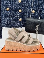 厂价 HermèS 爱马仕经典H厚底凉鞋 依旧是永恒经典的H造型 极约复古的设计 浓厚的异域风情 厚底在拉长腿方面真的Yyds 百搭舒适 上脚秒变大长腿！ 面料