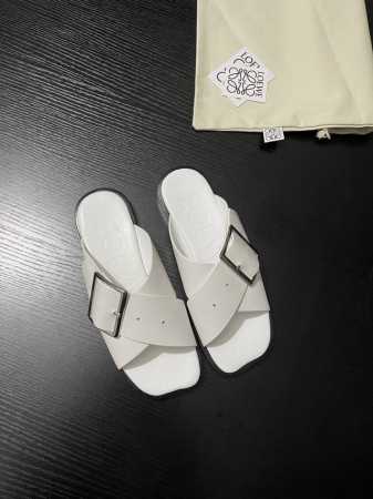 LOEWE拖鞋这双LOEWE拖鞋，酒红色超显气质，交叉皮带配金色大扣，高级感拉满。一脚蹬方便又时髦，出街秒变焦点 。鞋面小牛皮 内里牛皮 真皮大底 35-39 - 点击图像关闭