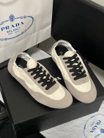 橙子出厂价p prada 普拉达2025新款 圆头系带平底休闲鞋 德训鞋 运动鞋 鞋面麂皮有肌理感 内里羊皮包裹 软软糯糯的鞋垫加厚小羊皮 踩上去无比舒适 有支