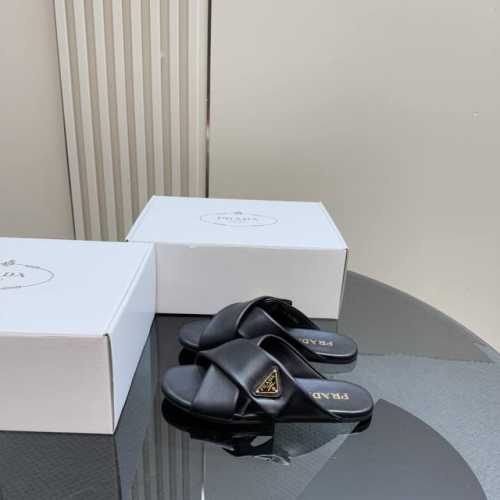 厂价 加飞机盒10 prada 普拉达经典春夏新品 三角标交叉拖鞋 夏天最值得入手的简约单品 自带高级气场的拖鞋 也非常容易驾驭非常舒适好穿！ Go 材质： 鞋