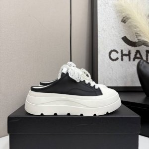 chanel香奈儿25S厚底珍珠蝴蝶结小白鞋，休闲鞋板鞋，网红明星同款 ，将时尚与舒适完美融合。鞋面简约大气，搭配精致珍珠与多彩鞋带，细节之处尽显奢华格调。厚底