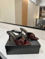 出厂价pp Ysl Saint Laurent* 夏季新品 金属头优雅大气高跟凉鞋 2025全新春夏系列后带方扣高跟凉鞋 尖头高跟拖鞋淡淡的夏日里怎么少得了一双