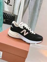 诺悠翩 X New Balance 限量版 Lpxnb联名款运动鞋情侣款 众多明星同款，一方是拥有意大利品牌Loropiana和知名运动鞋履的联名，两大品牌的梦