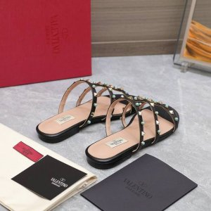 valentino25Ss专柜新品绿松石 铆钉凉鞋平底 粗跟 网红街拍都爱搭配的腔调单品哦~ 跟着时尚达人的步伐来走准没错！搭配上简单或时尚款的衣服穿，鞋面镂空
