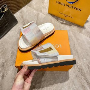 出厂 Lv 魔术贴平底拖鞋火热火热上新欧美时尚走秀简单又百搭的一款单品上脚舒服无疑、多个颜色选择搭配、无论是日常休闲逛街，居家办公室，后备箱总要备上一双，强烈推