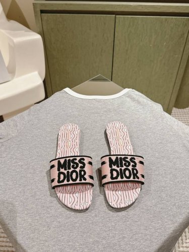 迪奥 Miss Dior系列平底拖鞋 字母刺绣Logo拼色一字拖鞋 1 专柜同步最新配色夏季胶囊系列立体刺绣度假字母拖升级版 美爆的全新系列 暴走利器原Ban开