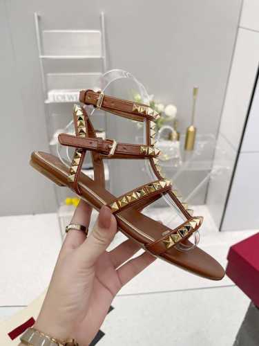Valentino专柜新品给大家推荐一款 网红街拍都爱搭配的腔调单品哦~ 跟着时尚达人的步伐来走准没错！搭配上简单或时尚款的衣服穿，鞋面镂空设计搭配V家经典铆钉