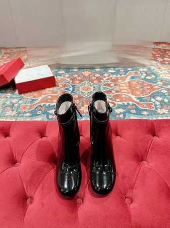 Roger Vivier｜Rv经典秋冬 粗跟短靴系列 鞋面:采用原厂皱漆牛皮 内里:垫脚混种羊皮 大底:意大利进口真皮大底 Size:35-39 40定制 - 点击图像关闭