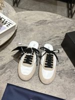 Prada 普拉达春夏秀款薄底德训鞋半拖女 25ss秀款出境率最高的单品 鞋面麂皮有肌理感，内里羊皮包裹，软软糯糯的 鞋垫加厚小羊皮，踩上去无比舒适，有支撑感，