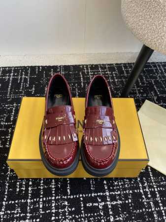 代购级 FENDI 芬迪 24ssFilo新款 粗跟 乐福鞋 配饰带和流苏细节，饰有金属selleria缝线，金属凸纹压花Fend* Roma字样。 后跟处饰超 - 点击图像关闭