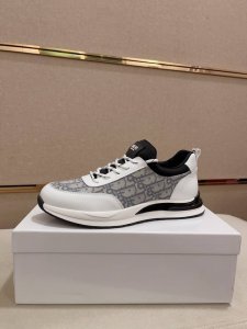 迪奥 Dior 新款休闲运动风男鞋，全新春夏季款设计，完美做工，系带懒人款打造装柜品质，鞋面：进口头层牛皮，羊皮内里柔软舒适，超轻TPU耐磨大底、简约、百搭风时