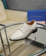 STUART WEITZMAN简称SW 春秋新品，气质女神款 独家上新！平底鞋缀饰品牌标志性的珍珠装饰，在系带鞋基础上增添了一抹优雅气息。正因如此，这款不拘一格