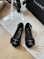 Chanel 24p早秋蝴蝶玛丽珍单鞋系列！ 小香家今年最好看的玛丽珍！ 必眼冲~ 圆尖头设计完全不挑脚型 面料羊皮 绒面 内里垫脚羊皮 真皮大底 码数：35-