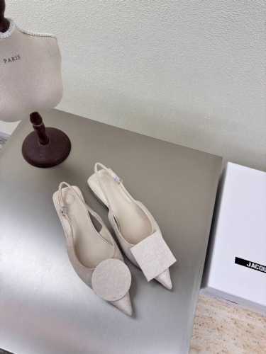 平底 Jacquemus25Ss尖头几何图案 几何图案 装饰 后空鞋 米白色 洗水帆布 系列 个性突出 鲜明格调 面料 洗水帆布 内里 小羊皮 大底 意大利真皮