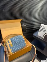 配折叠盒子 Lv牛仔小箱子 谷爱凌同款 22春夏秀款 可手提 可斜挎 宽肩带不要太好看！ 尺寸：23 16 货号0312Gl