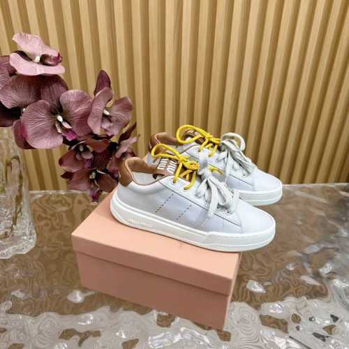 顶级版本Miumiu 2024早春新品轻便啊运动鞋 Miu Miu 缪缪大秀上爆出的这双球鞋 后全球各大代购官网火爆上市. 简单很随意不羁又能体现单宁美感，整双