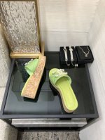 出厂价 顶级 品质 .小香 澳洲官网最新珍珠扣坡跟拖鞋 漆面羊皮鞋面1比1珍珠扣 小羊皮内里 垫脚 水台 大底原版1比1开模 Size：35-42 40 41