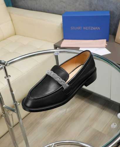 STUART WEITZMAN简称SW 春秋新品，气质女神款 独家上新！品牌畅销乐福鞋的华丽改造。手工镶嵌的水晶打造出奢华效果的编织细节，将经典男乐福鞋转变成一