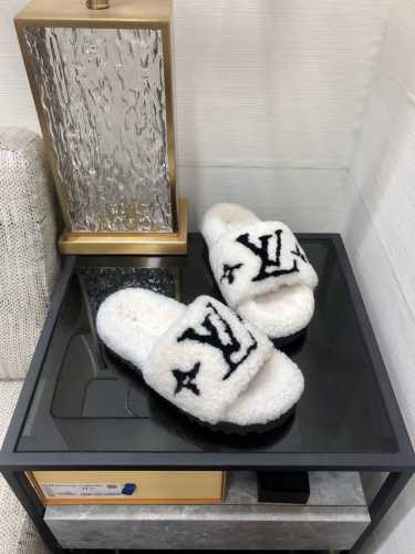 现货～ 高端品质 L.V第二代毛拖 2024今年秋冬最火羊毛拖、爆款来袭、现货发售 顶级 品质、完美细节、市场最高版本、你值 拥 :Lvu 原版高密度防滑加厚发