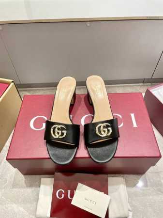 出 P340 25S春夏新款Gucci镶钻双G扣中跟拖鞋 露趾拖鞋 这款露趾凉拖鞋采用皮革制作，巧妙运用方形圆头和粗跟等设计元素演绎时尚复古风范。典藏的双G镶钻 - 点击图像关闭
