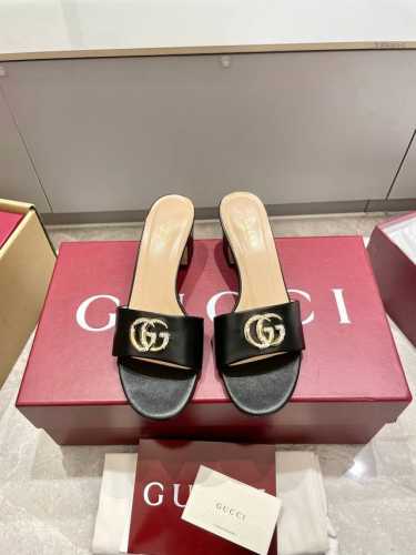 出 P340 25S春夏新款Gucci镶钻双G扣中跟拖鞋 露趾拖鞋 这款露趾凉拖鞋采用皮革制作，巧妙运用方形圆头和粗跟等设计元素演绎时尚复古风范。典藏的双G镶钻