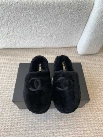 Chanel 24ss 秋冬季新款 羊毛包头拖鞋 这款毛毛拖真的是真太可爱了 柔软蓬松的毛毛，舒服暖脚 增高显腿长 秋冬搭配袜子休闲又慵懒 上脚真的好看又时髦 - 点击图像关闭