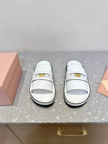 Miu Miu 缪缪 25Ss春夏新款 金币沙滩拖鞋 现在的Miu怎么也香里香气的了，但是Miu家的更秀气，橡胶大底更实用，三维立体效果 金属字母微标富有撞色效