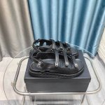 2025春夏最新面料 专柜主推魔术贴沙滩凉鞋新色系列上新 ★★★★★ 众多明星网红上脚，国内外博主刷爆的一个百搭系列，春夏衣橱搭配必备 凉鞋首选. 鞋面：进口羊