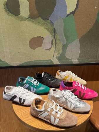 新款上架 Louis Vuitton 25Ss Lv路易威登专柜最新复古德训鞋 ，芭蕾运动鞋 ，众多网红明星纷纷开秀上脚 ，这款系带休闲运动鞋妥妥的美式复古风格 - 点击图像关闭