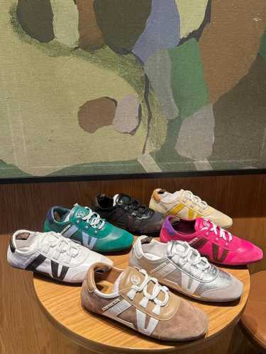 新款上架 Louis Vuitton 25Ss Lv路易威登专柜最新复古德训鞋 ，芭蕾运动鞋 ，众多网红明星纷纷开秀上脚 ，这款系带休闲运动鞋妥妥的美式复古风格