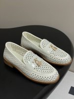 25Ss春季新款Louis Vuitton Lv 锁扣芭蕾鞋镂空冲孔乐福鞋 Monogram 花卉穿孔，再以牛漆皮饰边和Lv字母锁扣装饰分别点缀鞋面和纤细鞋带，
