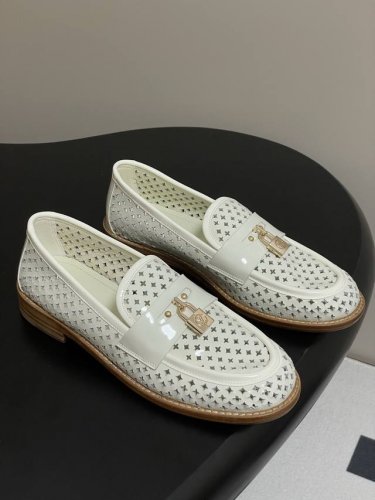 25Ss春季新款Louis Vuitton Lv 锁扣芭蕾鞋镂空冲孔乐福鞋 Monogram 花卉穿孔，再以牛漆皮饰边和Lv字母锁扣装饰分别点缀鞋面和纤细鞋带，