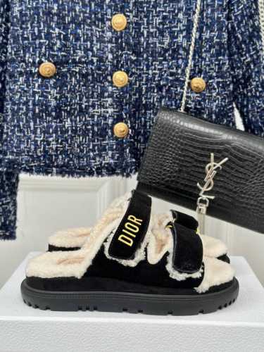 厂价 Dior 迪奥24S秋冬新品 毛拖毛鞋凉鞋系列 简约大气时髦 耐看不过时 是时尚圈永不退潮的经典所在 经典字母LOGO五金点缀 懒人百搭增高必备款！ 面料