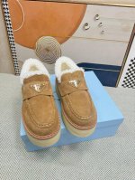 顶级版本 PRADA 普拉达秋冬新款厚底高帮雪地靴鞋这款牛筋底上脚非常舒适，今年非常爆，穿上 增高 休闲两不误，清爽的表现足以表达对鞋子的个个细节的把控， 面料