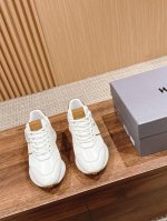 顶级品质 男+10 #情侣款 #系列运动鞋 本款H641系列女士运动鞋兼具个性设计和复古元素，轻便鞋底沿袭261系列款式，增添了圈线细节和H形凸起图案，抓地性能