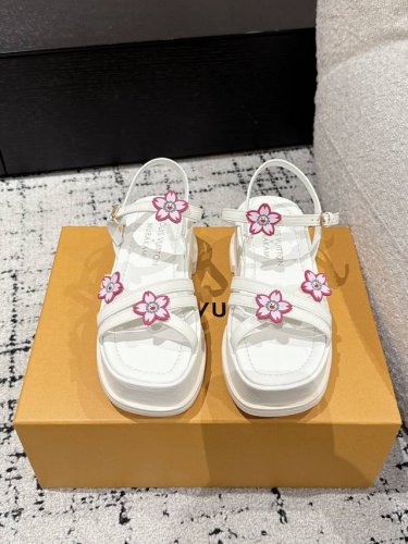 louis Vuitton 25 夏季新款 Maya系列 花瓣 方头搭扣 一字带凉鞋 本款 Maya Flatform 凉鞋选用光滑牛皮革，牛仔布 令宽幅鞋带穿