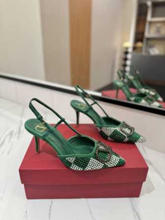 出厂价： Valentino 华伦天奴推出全新烫钻系列，烫钻款Vlogo后系带高跟鞋尖头V扣凉鞋。上脚非常修脚型 重点是很好非常好驾驭 不磨脚不累脚 行走神器！ - 点击图像关闭