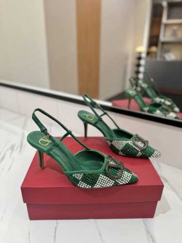 出厂价： Valentino 华伦天奴推出全新烫钻系列，烫钻款Vlogo后系带高跟鞋尖头V扣凉鞋。上脚非常修脚型 重点是很好非常好驾驭 不磨脚不累脚 行走神器！