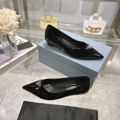 出厂价ppp prada 普拉达春夏新品，实力来袭！时髦百搭Nice单品，意大利专柜代购原版鞋开发，1比1照足原味复刻。今年的主题就是不被定义 通过简单简洁体现