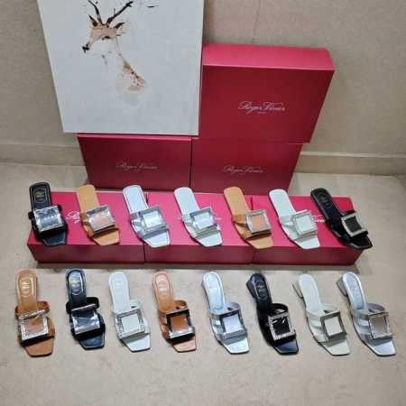 专柜新款牛皮钻扣拖鞋系列奢华上新 鞋面：原版定制漆皮面配原版开模定制钻扣饰扣 内里：特定柔软羊皮里 大底：原版开模定制意大利真皮大底， 跟高：平底 4.5Cm - 点击图像关闭