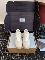 东莞代购级 官网同步盒包装 prada 25Ss p家 25春夏厚底小白鞋 德训风格 麂皮和光面皮拼接撞色 细节感跟好 三角标点缀 简单高级 关键上脚超显腿长