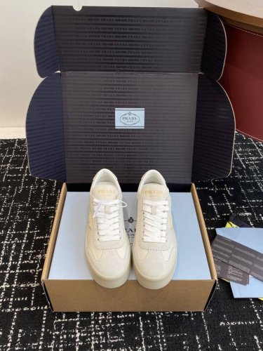 东莞代购级 官网同步盒包装 prada 25Ss p家 25春夏厚底小白鞋 德训风格 麂皮和光面皮拼接撞色 细节感跟好 三角标点缀 简单高级 关键上脚超显腿长