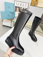 23新品系普家牛货，这款机车靴上脚搭配自带高冷气质精致优雅利落...链接三角标设计看上去简单帅气王炸靴子且贴合脚型穿着更舒适个性， 材质；小牛皮 内里：羊皮 6