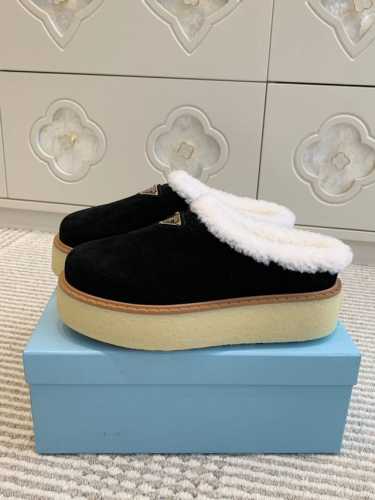 Prada 普拉达 新品三角标秋冬厚底穆勒包头毛毛拖鞋 材质与工艺： 丝光反绒牛皮鞋面 原版定制进口羊皮毛一体 130%真羊毛 保暖神器 zp开模大底 size