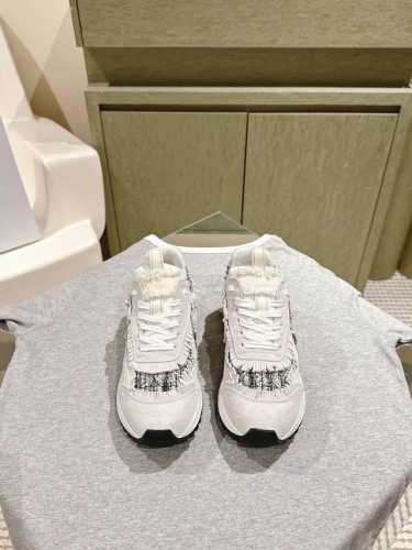 Dior迪奥新款松糕鞋厚底休闲鞋 这款Dior Star运动鞋延续经久不衰的轮廓，采用牛皮革精心制作，所以上脚会特别的舒服哦 饰以同色调绒面革镶片金属星星装饰鞋