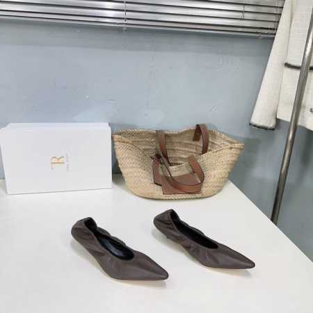 高品质出厂380！小众潮牌 The Row 25春夏新款后松紧尖头猫跟简易单鞋！ 每一季新品都吸引着时髦精的注意，这款小跟鞋一如既往的极简风设计，简洁大气优雅知 - 点击图像关闭