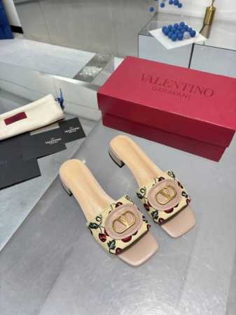 工厂P 华伦25Ss新品拖鞋，小樱桃刺绣V扣又一完美的设计，抛弃了一贯铆钉元素、化繁为简、更加精致耐看上脚尽显优雅气质♀♀♀♀♀ 鞋面：特殊材料 内里：羊皮 大 - 点击图像关闭