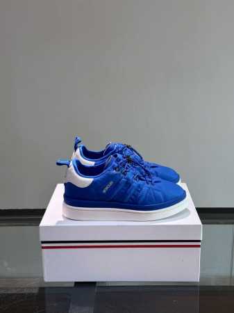 Moncler x adidas adidas与世界知名羽绒服品牌打造了一系列的联名产品，整个鞋面采用大面积的荧光尼龙面料，格外吸睛，内里的填充物很舒适，整个鞋 - 点击图像关闭