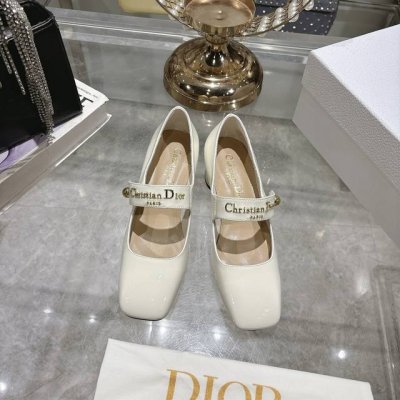 出厂 25Ss早春新款Dior迪奥D-My 五金字母方头高跟鞋 这款My Dior 高跟鞋是二零二五春夏成衣系列新品 彰显精致的优雅气质 采用牛皮革精心制作 点